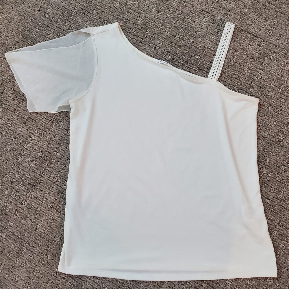 Tahari white asymmetrical one shoulder top size medium